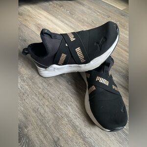 Puma Black Gold Slip On Cross Strap Athletic Running Sneakers Walking Shoes Sz 7